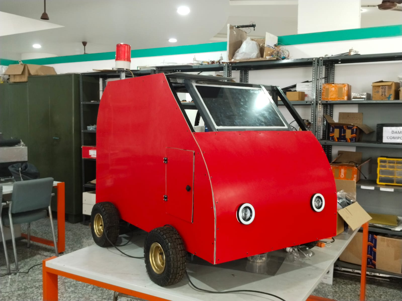 Smart autonomous delivery robot concept